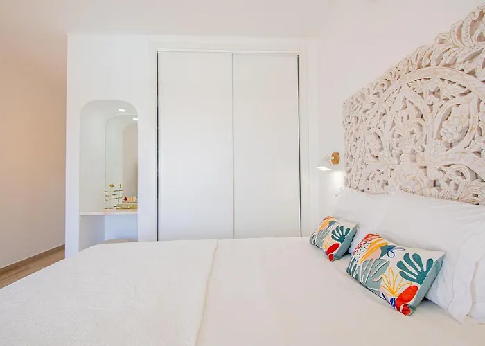 Vakantiehuis Casa Mel - Stylish 3-bed Townhouse With Pool