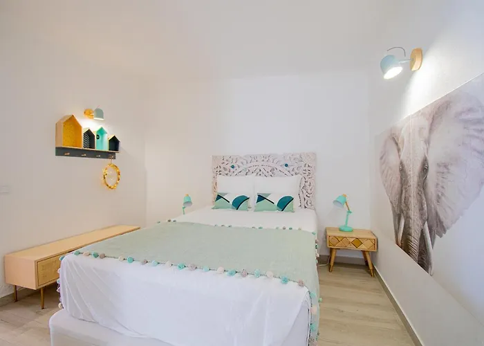 Vakantiehuis Casa Mel - Stylish 3-bed Townhouse With Pool *