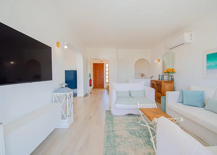 Vakantiehuis Casa Mel - Stylish 3-bed Townhouse With Pool