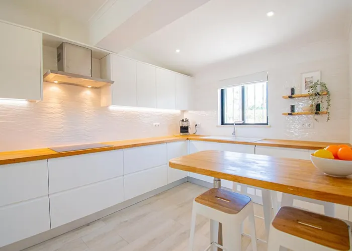 Vakantiehuis Casa Mel - Stylish 3-bed Townhouse With Pool *